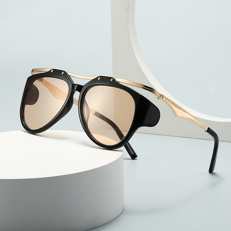 Sunglasses, European and American street photos, Instagram influencers, models, geometric metal frames, sunglasses for women