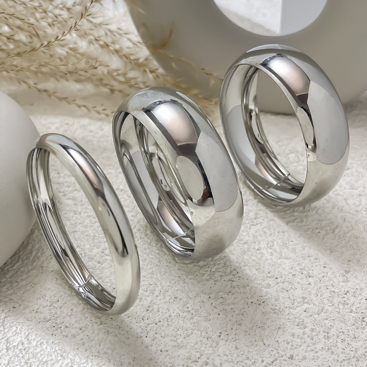 Stacked wind curved smooth surface bracelet with personalized and versatile metallic feel Bracelet set